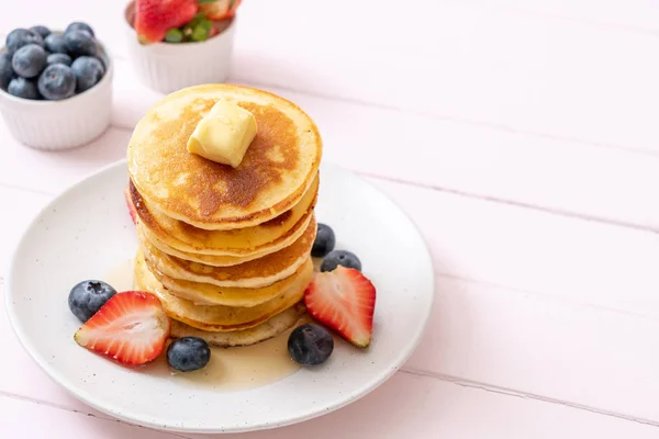 Pfannkuchen mit Erdbeeren, Blaubeeren und Honig — Stockfoto