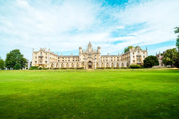 Красива архітектура коледж Святого Іоанна в Кембриджі — стокове фото