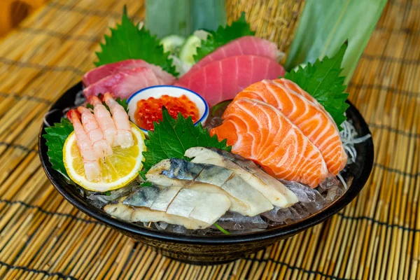 Ton proaspăt de somon și hamachi sashimi crud — Fotografie, imagine de stoc
