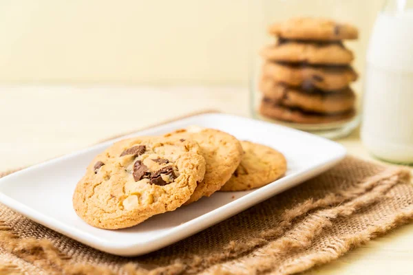 Biscoitos com chips de chocolate — Fotografia de Stock