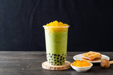 kabarcık ve bal kabarcıkları ile yeşil çay latte