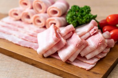 Çiğ domuz pastırma dilimlenmiş