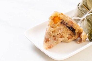 Zongzi veya Geleneksel Çince yapışkan pirinç köfte