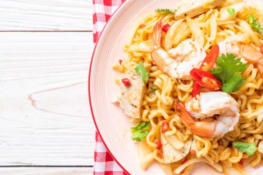 Baharatlı hazır erişte salatası ve karides.