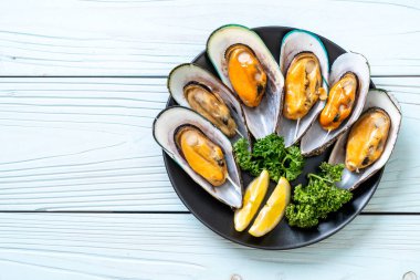 Limonlu ve maydanozlu midye