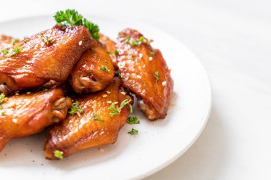 Barbekü tavuk kanatları beyaz susam ile