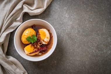 Haşlanmış yumurta demirhindi soslu kızarmış