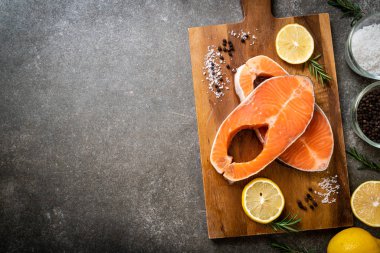 taze çiğ somon fileto biftek