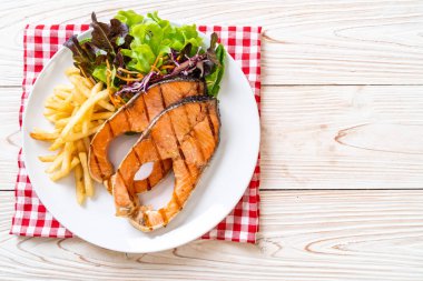 patates kızartması ile ızgara somon biftek fileto