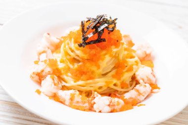 karidesler ve karides yumurtası ile spagetti kremsi