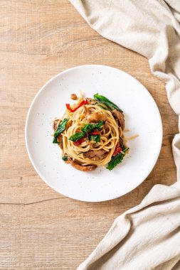 tavuk ve fesleğen ile karıştırın-kızarmış spagetti