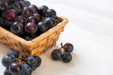 beyaz arka planda taze siyah üzüm