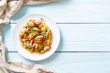 Tavada kızartılmış kalamar ve ahtapot tuzlu yumurta ile