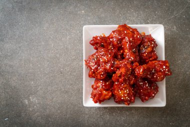 Baharatlı soslu kızarmış tavuk 