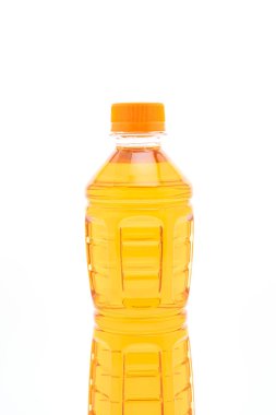 şişe buzlu çay ve yeşil çay beyaz arka plan üzerinde