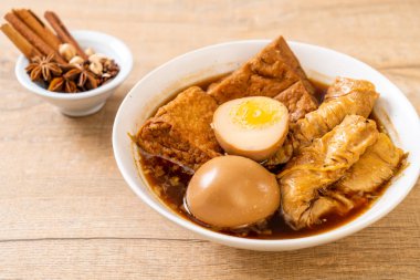 kahverengi sosu veya tatlı sos haşlanmış yumurta