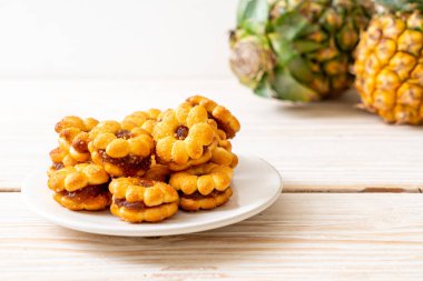 ananas reçeli ile çiçek bisküvi
