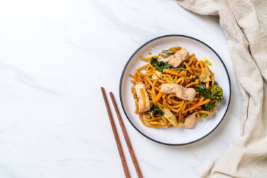 Kızarmış yakisoba eriştesi ve tavuk.