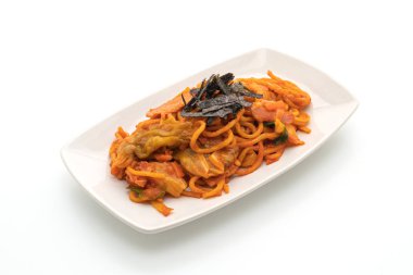 Kore baharatlı soslu ve sebzeli kızarmış erişte.