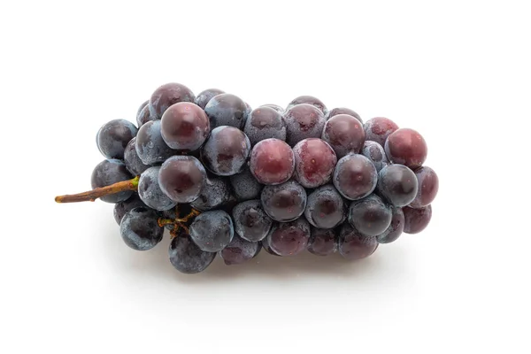 Uvas pretas frescas sobre fundo branco — Fotografia de Stock