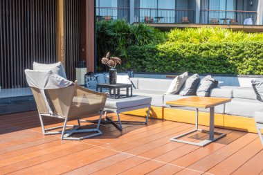 Bahçedeki balkonda veranda ve sandalye dekorasyonu.