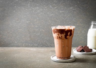 Buzlu çikolata milkshake içecek
