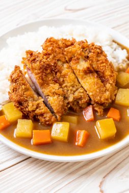 Çıtır çıtır kızarmış domuz pirzola köri ve pilav ile 