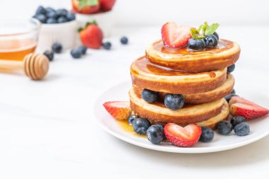 taze yaban mersini, taze çilek ve bal ile gözleme