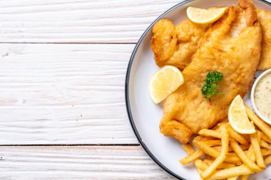 Kızartmalı balık ve patates kızartması.