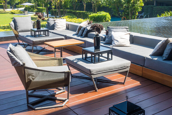 открытая терраса и стул украшения на балконе в саду
