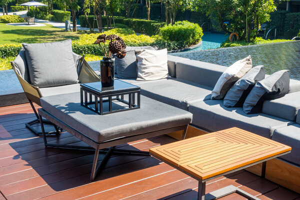 открытая терраса и стул украшения на балконе в саду
