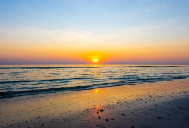 Alacakaranlık gökyüzü ve deniz plajı ile gün doğumu ya da gün batımı