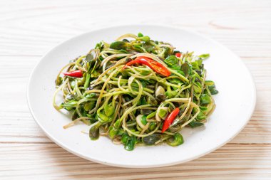 Istiridye sosu ile Kızarmış ayçiçeği Sprout