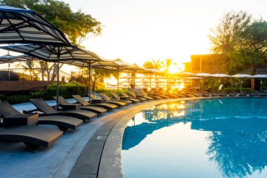 Otel re açık yüzme havuzu etrafında Şemsiye ve sandalye kanepe