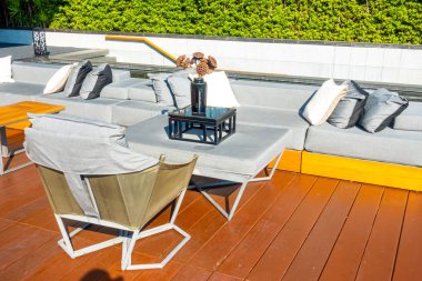 Açık teras ve kanepeli yastıklar.