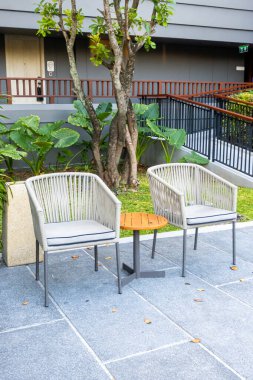 Bahçedeki boş bahçe sandalyesi.