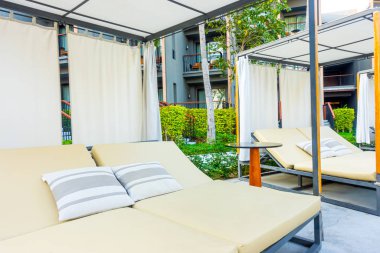 Otel re açık yüzme havuzu etrafında Şemsiye ve sandalye kanepe