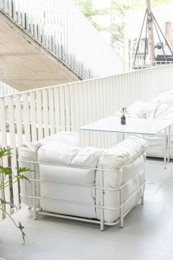 Kafe restoranında boş sandalye ve güverte.