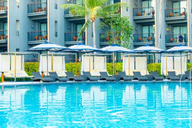 Şemsiye ve havuz yatağı otelin havuzunda.