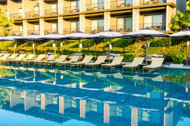 Şemsiye ve havuz yatağı otelin havuzunda.