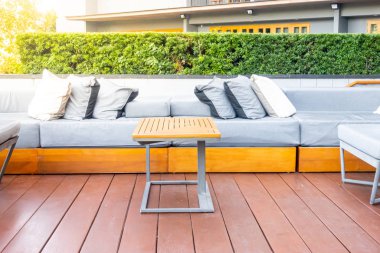 Açık teras ve kanepeli yastıklar.