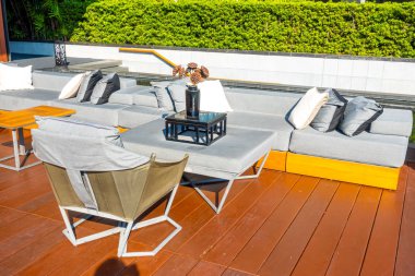 Açık teras ve kanepeli yastıklar.