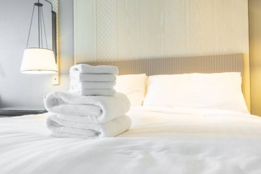 Havlu yağmuru yatakta.