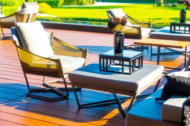 Açık teras ve kanepeli yastıklar.