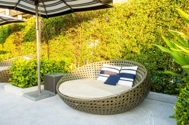 Otel re açık yüzme havuzu etrafında Şemsiye ve sandalye kanepe