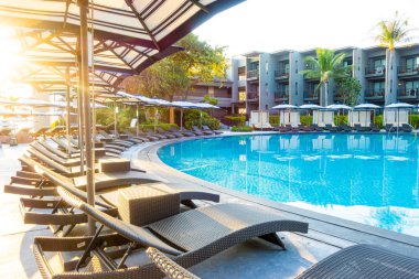 Şemsiye ve havuz yatağı otelin havuzunda.