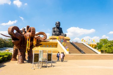 Hua-Hin, Tayland 17 Aralık 2019: Wat Huay 'daki Luang Pu Thuat heykeli