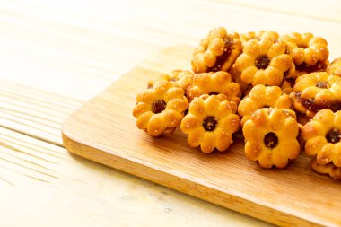 ananas reçeli ile çiçek bisküvi