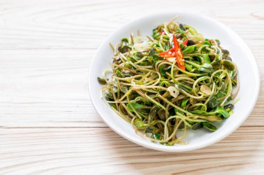 Istiridye sosu ile Kızarmış ayçiçeği Sprout