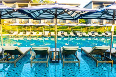 Şemsiye ve havuz yatağı otelin havuzunda.